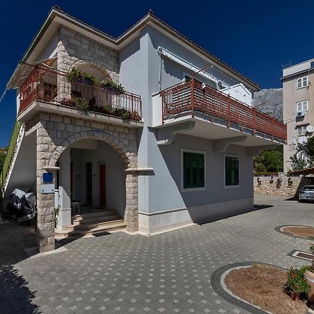 Apartments Carmen Макарска Экстерьер фото