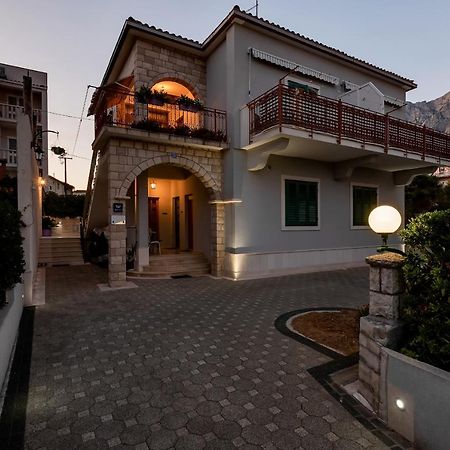 Apartments Carmen Макарска Экстерьер фото