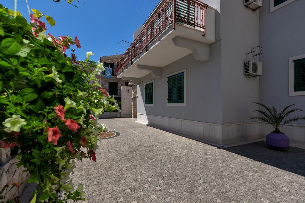 Apartments Carmen Макарска Экстерьер фото