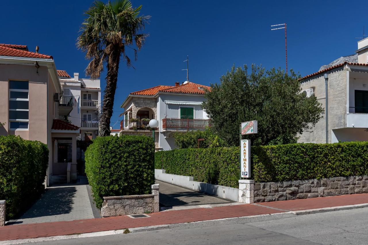 Apartments Carmen Макарска Экстерьер фото