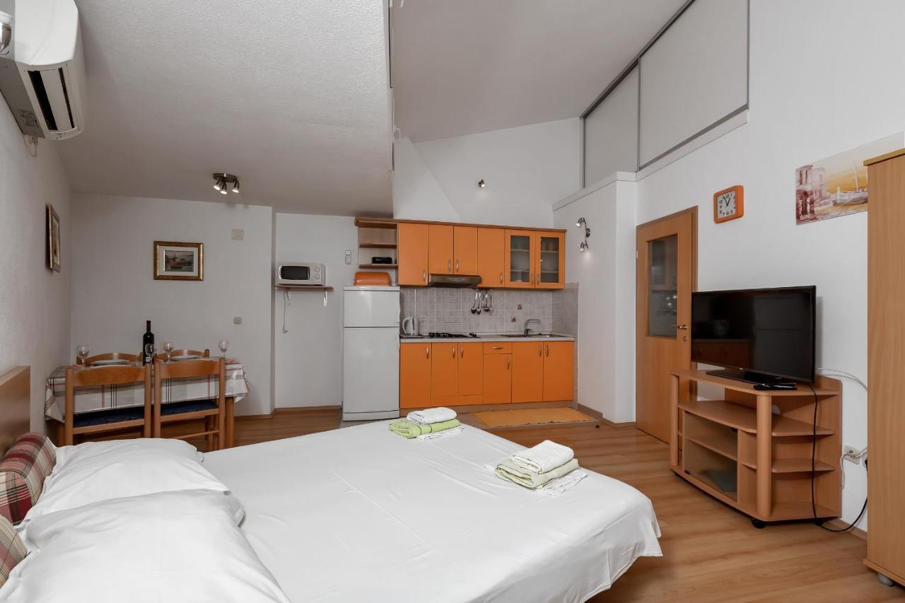 Apartments Carmen Макарска Экстерьер фото