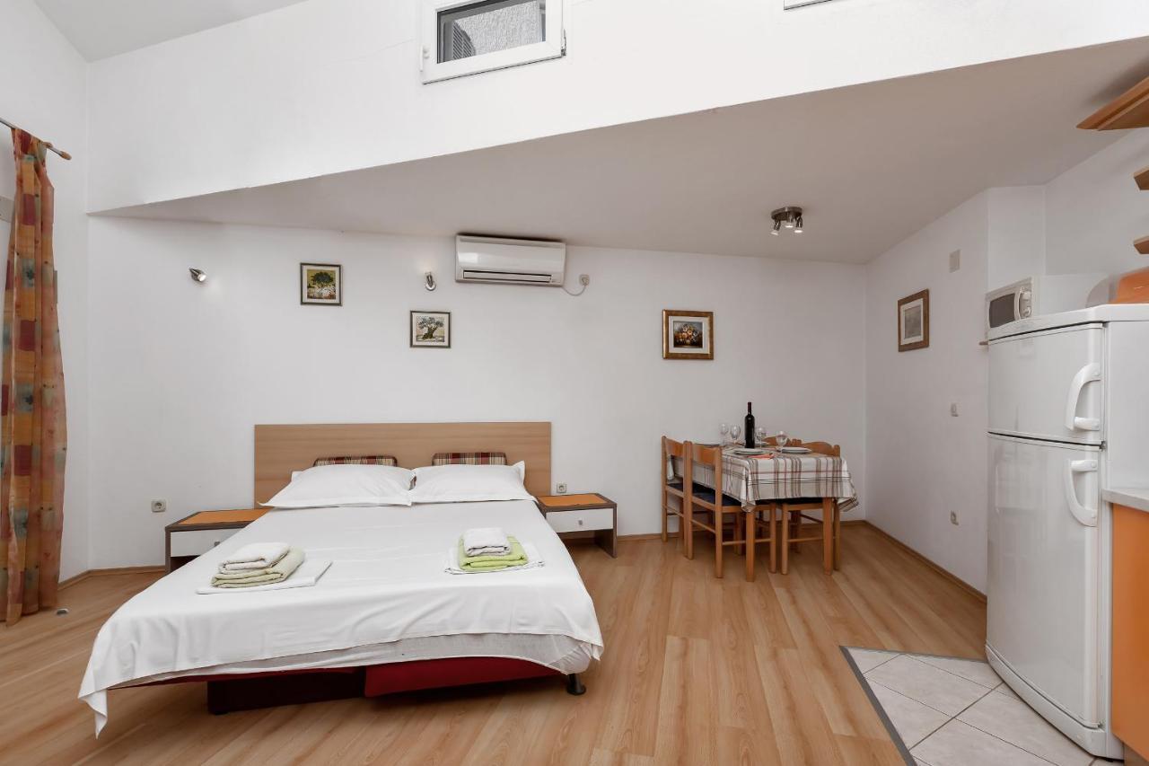 Apartments Carmen Макарска Экстерьер фото