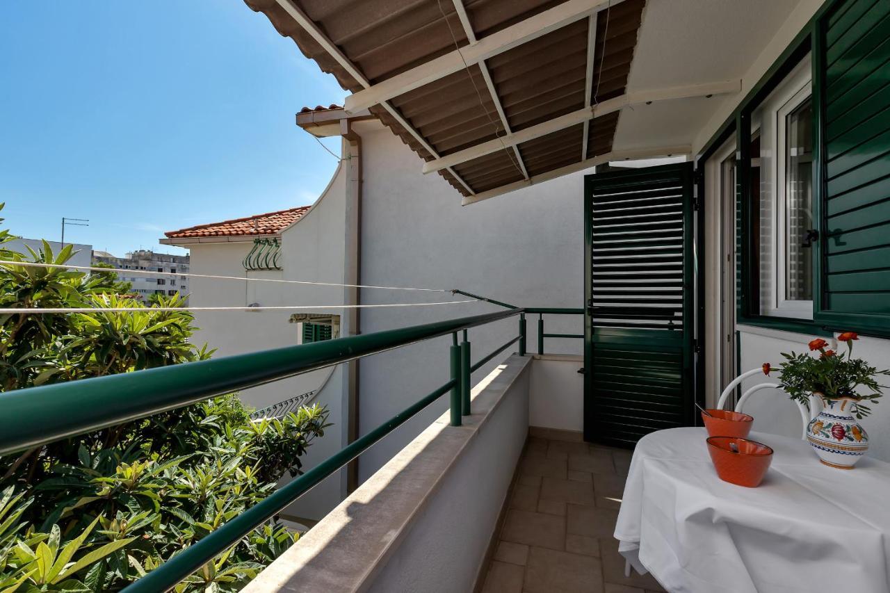 Apartments Carmen Макарска Экстерьер фото