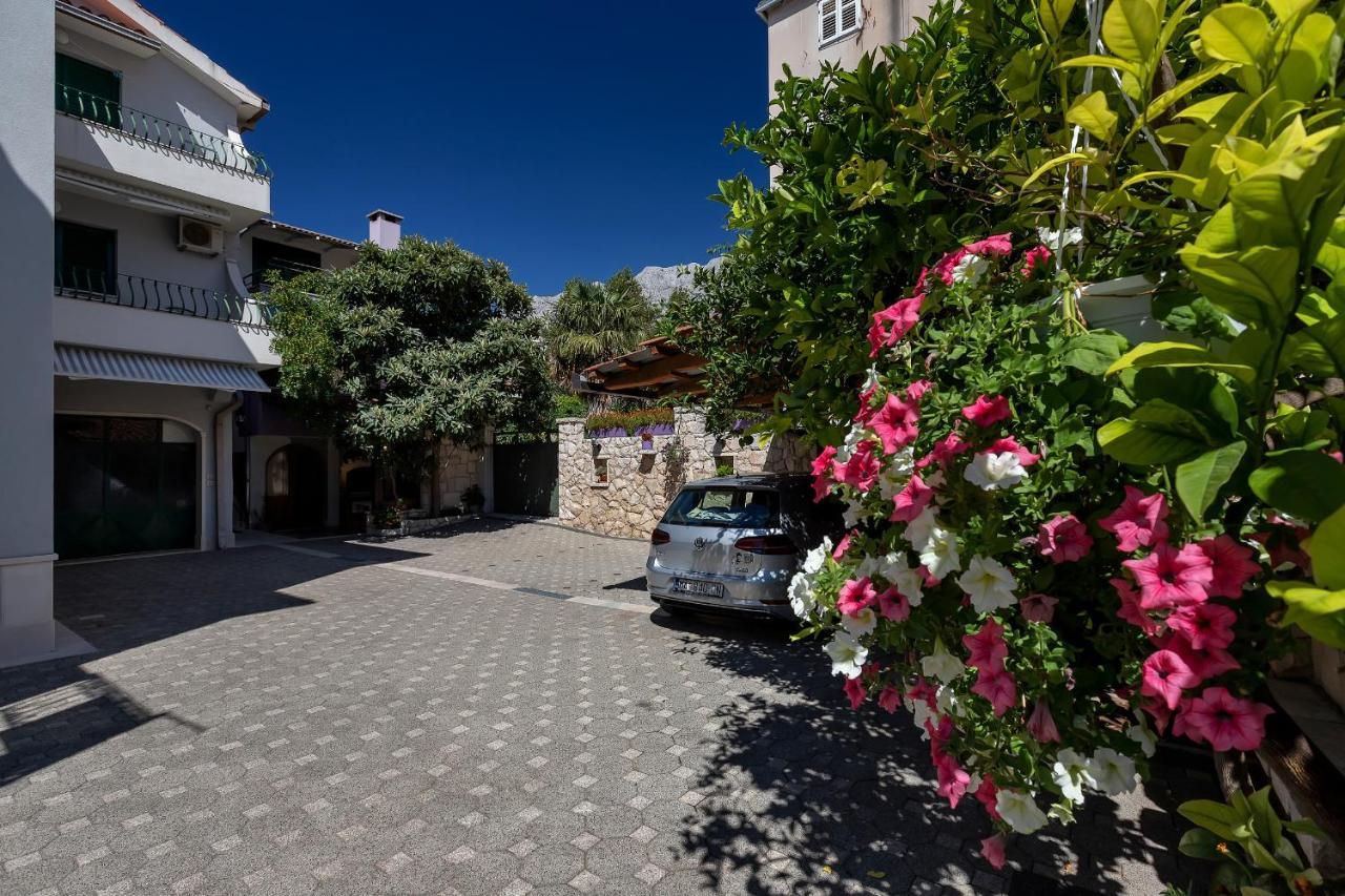 Apartments Carmen Макарска Экстерьер фото
