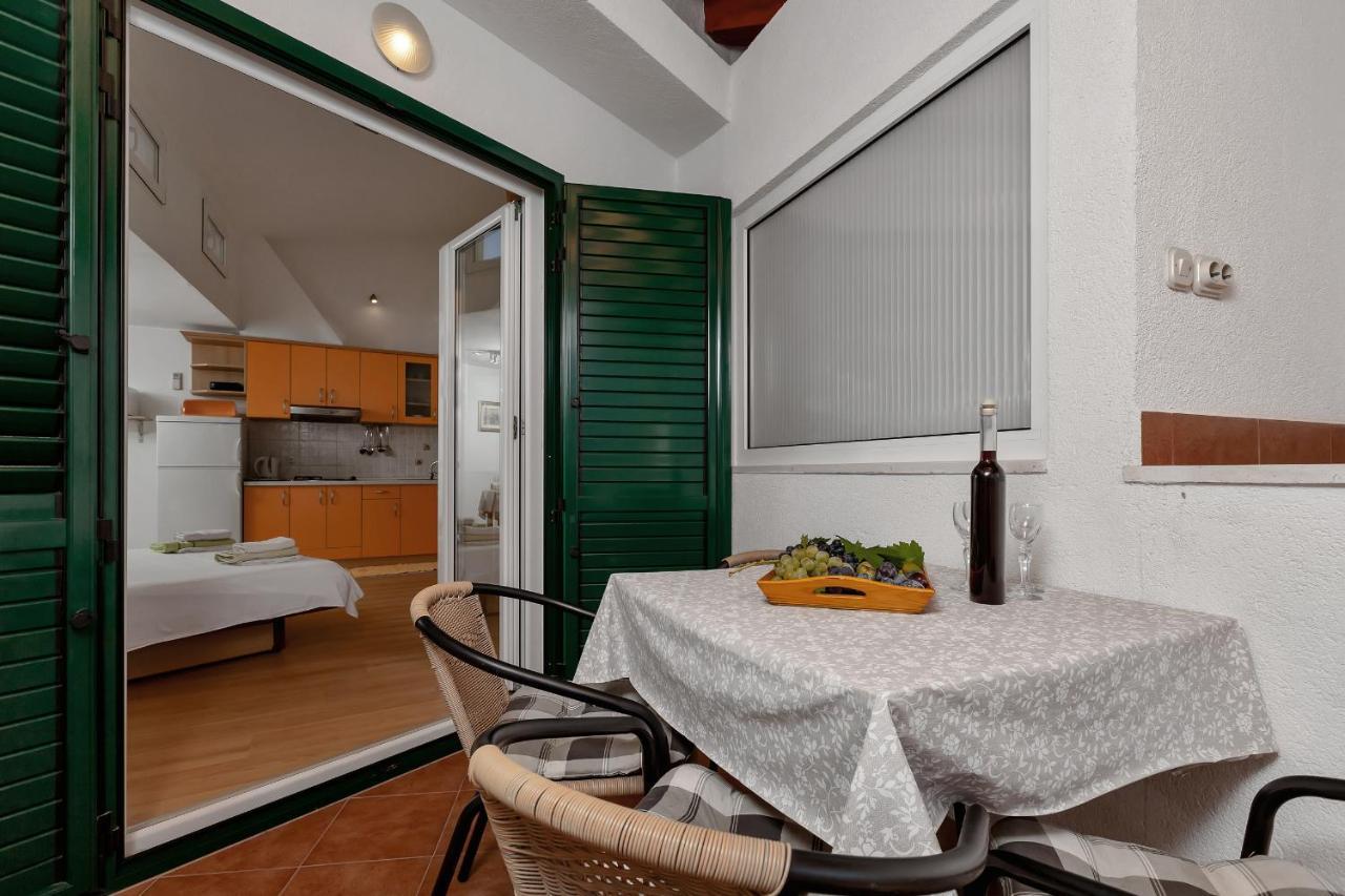 Apartments Carmen Макарска Экстерьер фото
